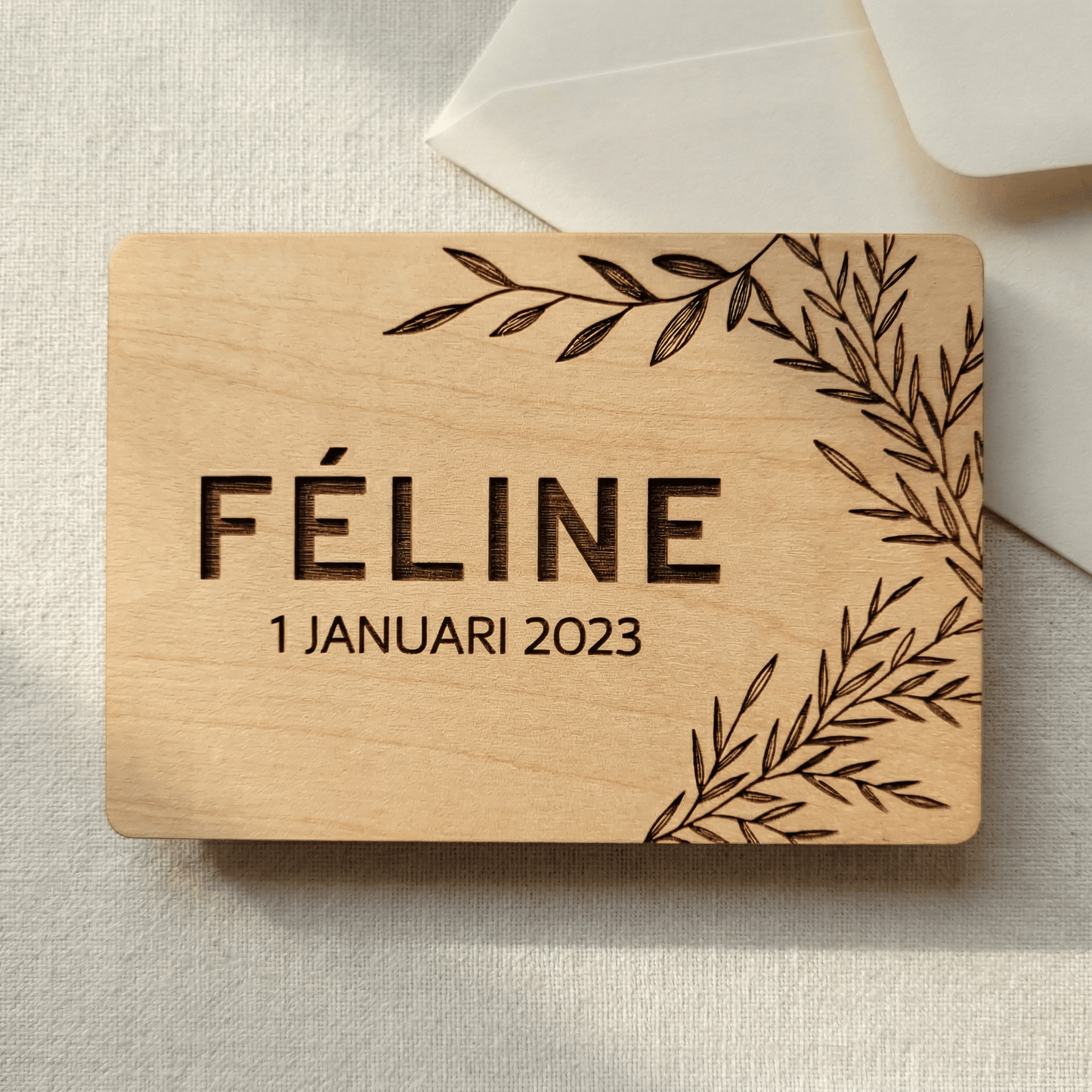 Houten geboortekaartje Féline - Voorkant - uniek en duurzaam alternatief voor traditionele kaartjes.
