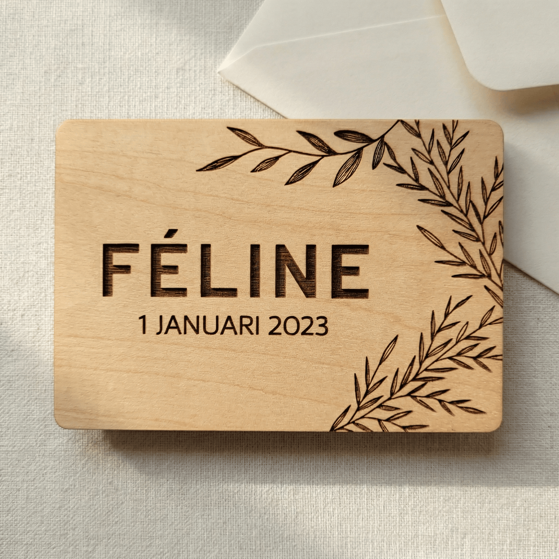 Houten geboortekaartje Féline - Voorkant - uniek en duurzaam alternatief voor traditionele kaartjes.