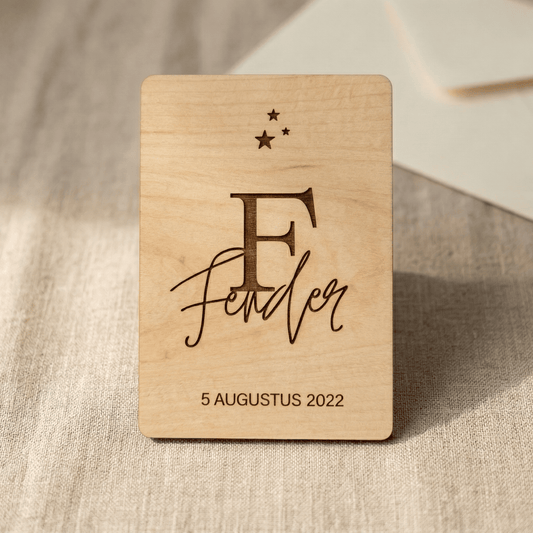 Houten geboortekaartje Fender - Voorkant - uniek en duurzaam alternatief voor traditionele kaartjes.