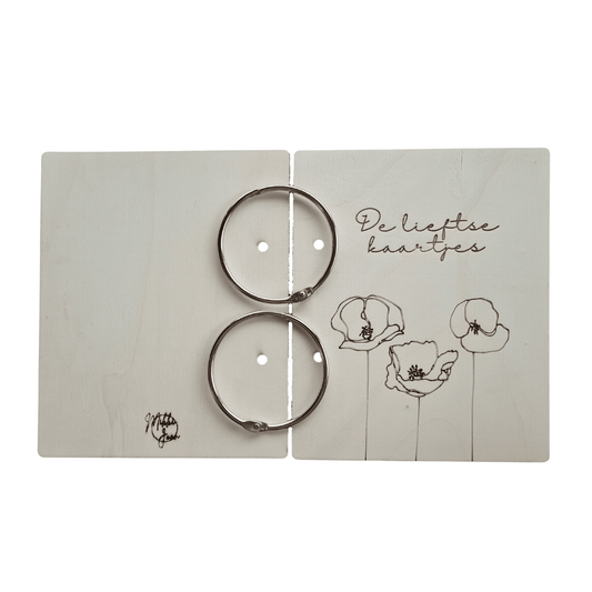 Houten bewaarbundel met klaprozen motief voor geboortekaartjes met naam, ideaal om geboortekaartjes te bewaren. Deze gepersonaliseerde geboortekaartjes bundel heeft een natuurlijke uitstraling en is voorzien van stevige metalen ringen - voor-, achterkant en ringen los.