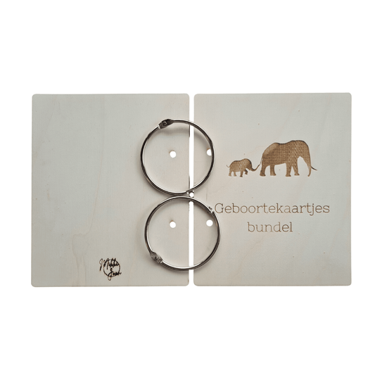 Houten bewaarbundel met olifant motief voor geboortekaartjes met naam, ideaal om geboortekaartjes te bewaren. Deze gepersonaliseerde geboortekaartjes bundel heeft een natuurlijke uitstraling en is voorzien van stevige metalen ringen - voor-, achterkant en ringen los.