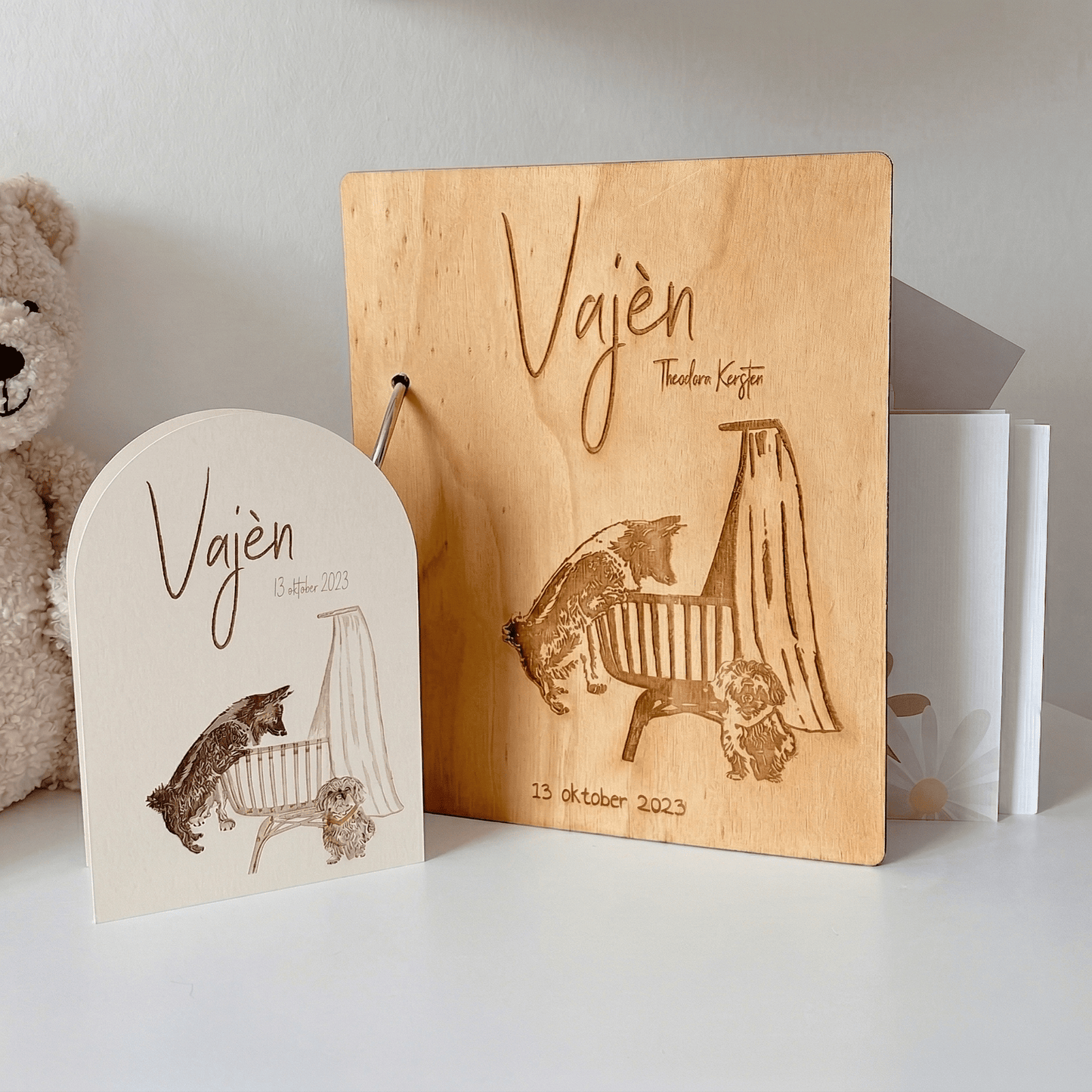 Houten bewaarbundel met eigen ontwerp (van het geboortekaartje) voor geboortekaartjes, ideaal om geboortekaartjes te bewaren. Deze gepersonaliseerde geboortekaartjes bundel heeft een natuurlijke uitstraling en is voorzien van stevige metalen ringen - Bundel met geboortekaartje.
