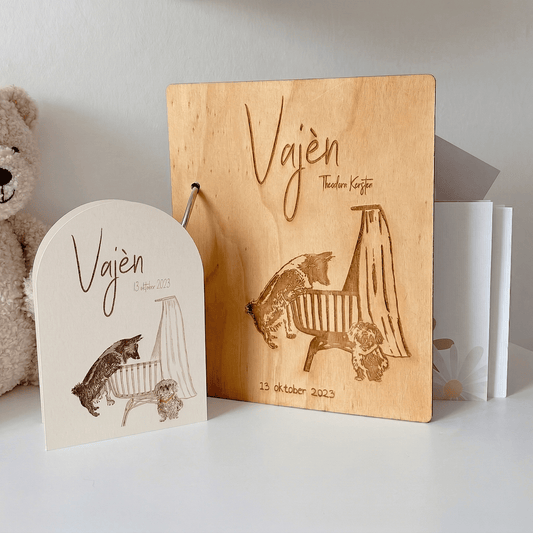 Houten bewaarbundel met eigen ontwerp (van het geboortekaartje) voor geboortekaartjes, ideaal om geboortekaartjes te bewaren. Deze gepersonaliseerde geboortekaartjes bundel heeft een natuurlijke uitstraling en is voorzien van stevige metalen ringen - Bundel met geboortekaartje.