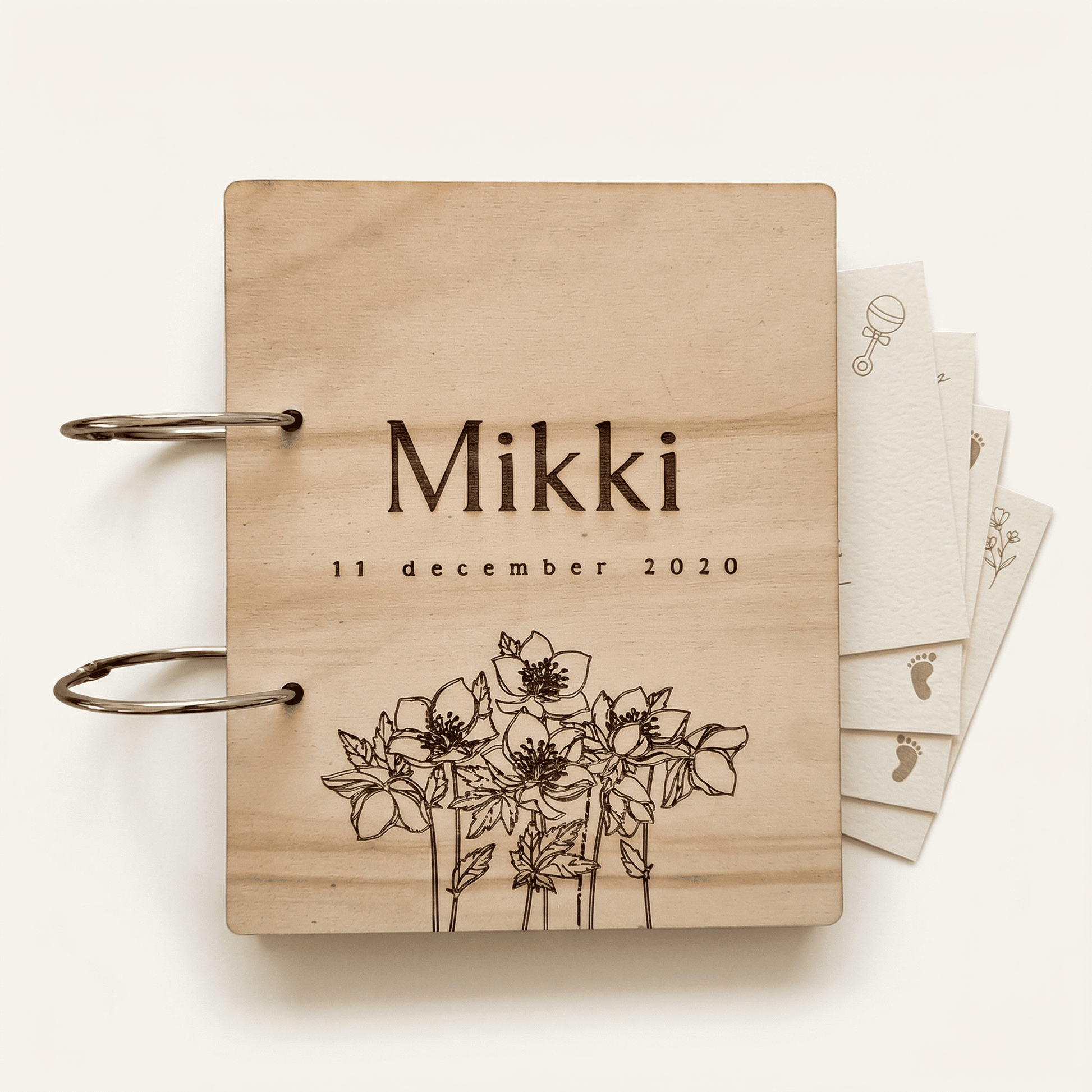 Houten bewaarbundel met bloemen motief voor geboortekaartjes met naam en datum, ideaal om geboortekaartjes te bewaren. Deze gepersonaliseerde geboortekaartjes bundel heeft een natuurlijke uitstraling en is voorzien van stevige metalen ringen.