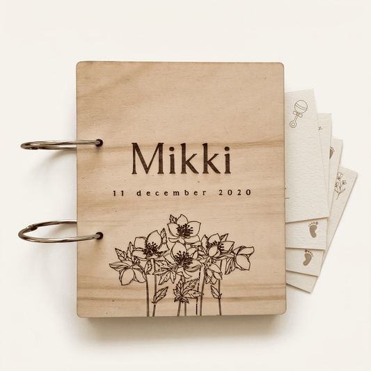 Houten bewaarbundel met bloemen motief voor geboortekaartjes met naam en datum, ideaal om geboortekaartjes te bewaren. Deze gepersonaliseerde geboortekaartjes bundel heeft een natuurlijke uitstraling en is voorzien van stevige metalen ringen.
