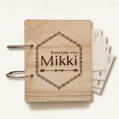 Houten bewaarbundel met hexagon motief voor geboortekaartjes met naam, ideaal om geboortekaartjes te bewaren. Deze gepersonaliseerde geboortekaartjes bundel heeft een natuurlijke uitstraling en is voorzien van stevige metalen ringen.