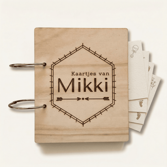 Houten bewaarbundel met hexagon motief voor geboortekaartjes met naam, ideaal om geboortekaartjes te bewaren. Deze gepersonaliseerde geboortekaartjes bundel heeft een natuurlijke uitstraling en is voorzien van stevige metalen ringen.