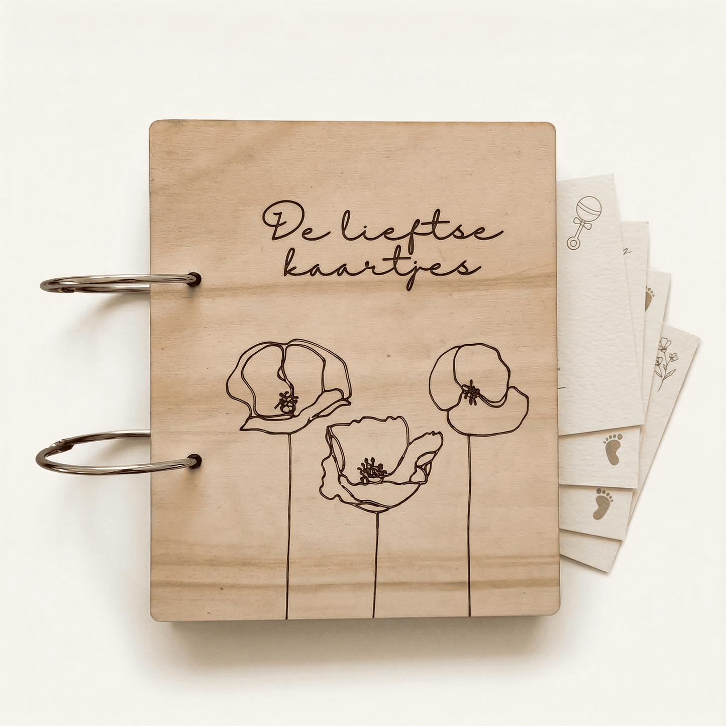Houten bewaarbundel met klaprozen motief voor geboortekaartjes met naam, ideaal om geboortekaartjes te bewaren. Deze gepersonaliseerde geboortekaartjes bundel heeft een natuurlijke uitstraling en is voorzien van stevige metalen ringen.