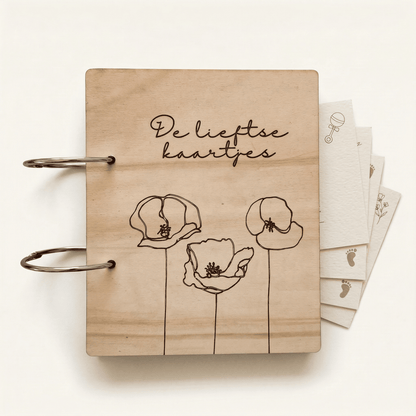 Houten bewaarbundel met klaprozen motief voor geboortekaartjes met naam, ideaal om geboortekaartjes te bewaren. Deze gepersonaliseerde geboortekaartjes bundel heeft een natuurlijke uitstraling en is voorzien van stevige metalen ringen.