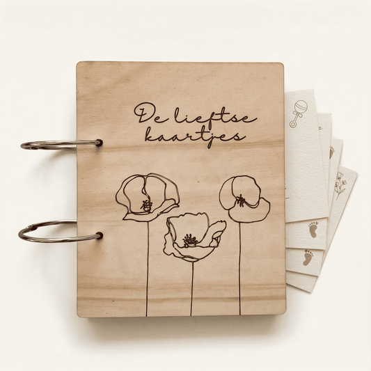 Houten bewaarbundel met klaprozen motief voor geboortekaartjes met naam, ideaal om geboortekaartjes te bewaren. Deze gepersonaliseerde geboortekaartjes bundel heeft een natuurlijke uitstraling en is voorzien van stevige metalen ringen.