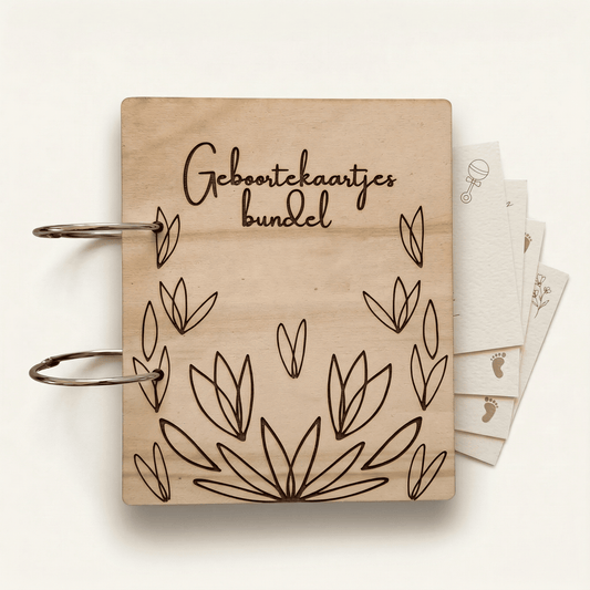 Houten bewaarbundel met lotusmotief voor geboortekaartjes met naam, ideaal om geboortekaartjes te bewaren. Deze gepersonaliseerde geboortekaartjes bundel heeft een natuurlijke uitstraling en is voorzien van stevige metalen ringen.