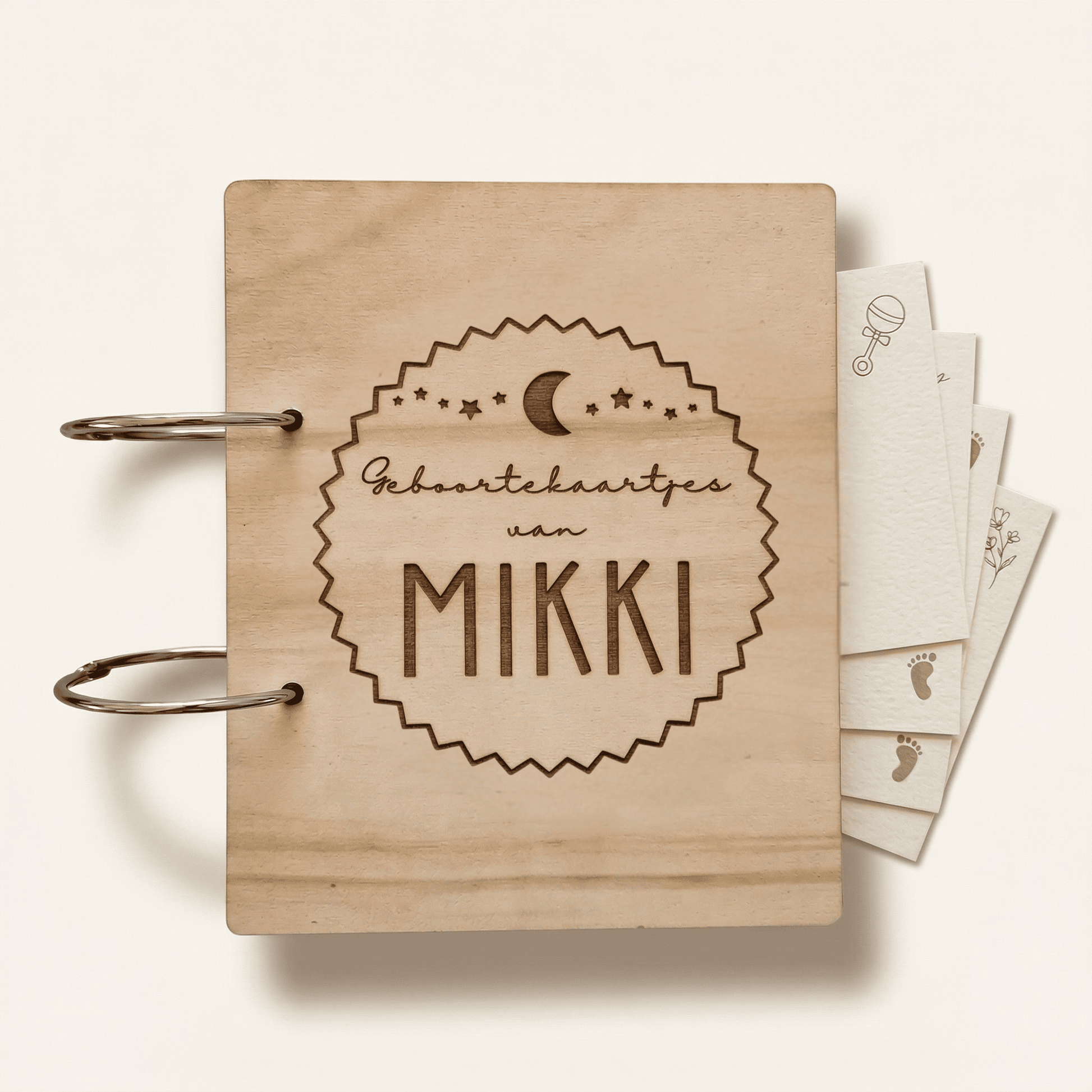 Houten bewaarbundel met maan motief voor geboortekaartjes met naam, ideaal om geboortekaartjes te bewaren. Deze gepersonaliseerde geboortekaartjes bundel heeft een natuurlijke uitstraling en is voorzien van stevige metalen ringen.