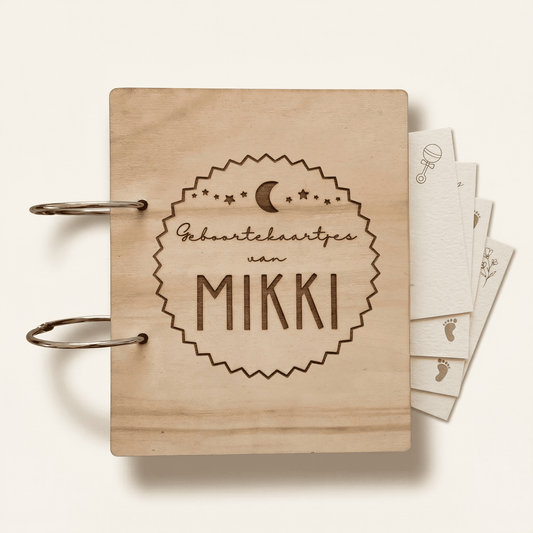 Houten bewaarbundel met maan motief voor geboortekaartjes met naam, ideaal om geboortekaartjes te bewaren. Deze gepersonaliseerde geboortekaartjes bundel heeft een natuurlijke uitstraling en is voorzien van stevige metalen ringen.