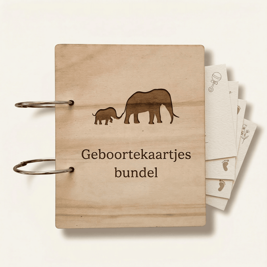 Houten bewaarbundel met olifant motief voor geboortekaartjes met naam, ideaal om geboortekaartjes te bewaren. Deze gepersonaliseerde geboortekaartjes bundel heeft een natuurlijke uitstraling en is voorzien van stevige metalen ringen.