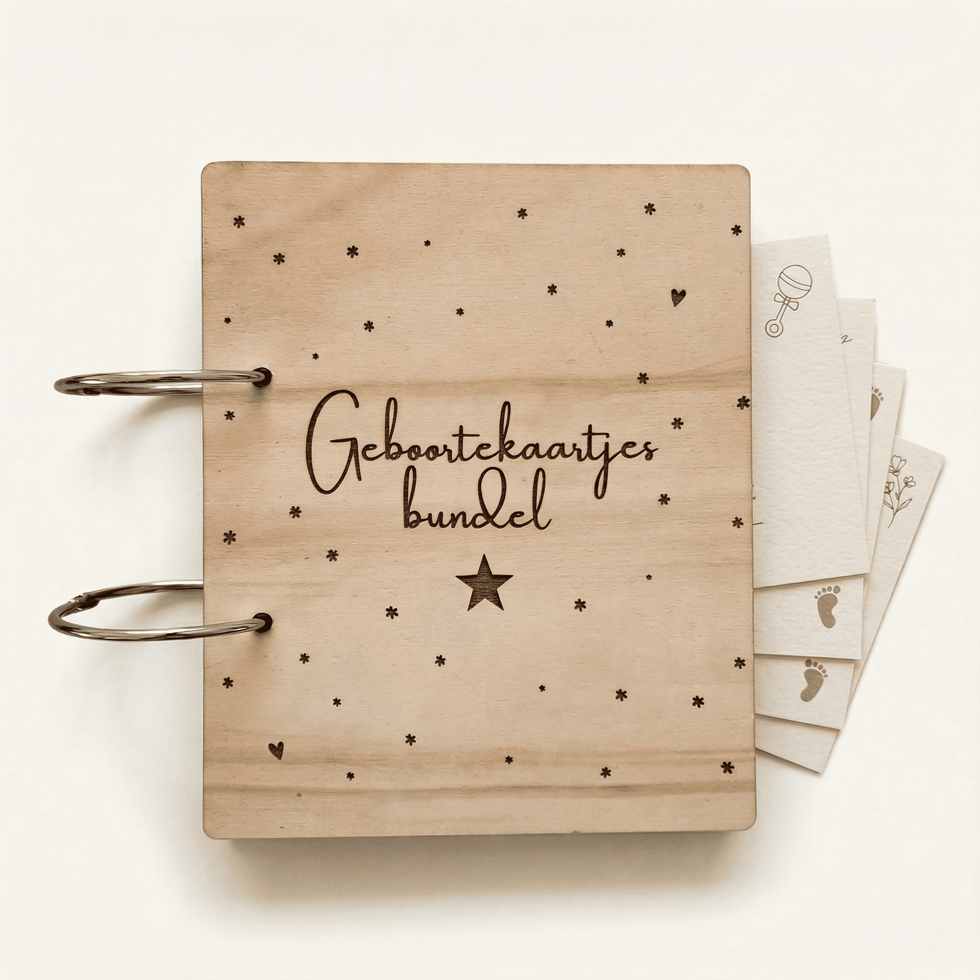 Houten bewaarbundel met sneeuw motief voor geboortekaartjes met naam, ideaal om geboortekaartjes te bewaren. Deze gepersonaliseerde geboortekaartjes bundel heeft een natuurlijke uitstraling en is voorzien van stevige metalen ringen.