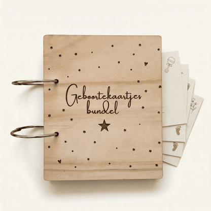 Houten bewaarbundel met sneeuw motief voor geboortekaartjes met naam, ideaal om geboortekaartjes te bewaren. Deze gepersonaliseerde geboortekaartjes bundel heeft een natuurlijke uitstraling en is voorzien van stevige metalen ringen.