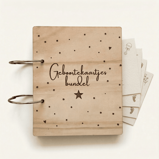 Houten bewaarbundel met sneeuw motief voor geboortekaartjes met naam, ideaal om geboortekaartjes te bewaren. Deze gepersonaliseerde geboortekaartjes bundel heeft een natuurlijke uitstraling en is voorzien van stevige metalen ringen.