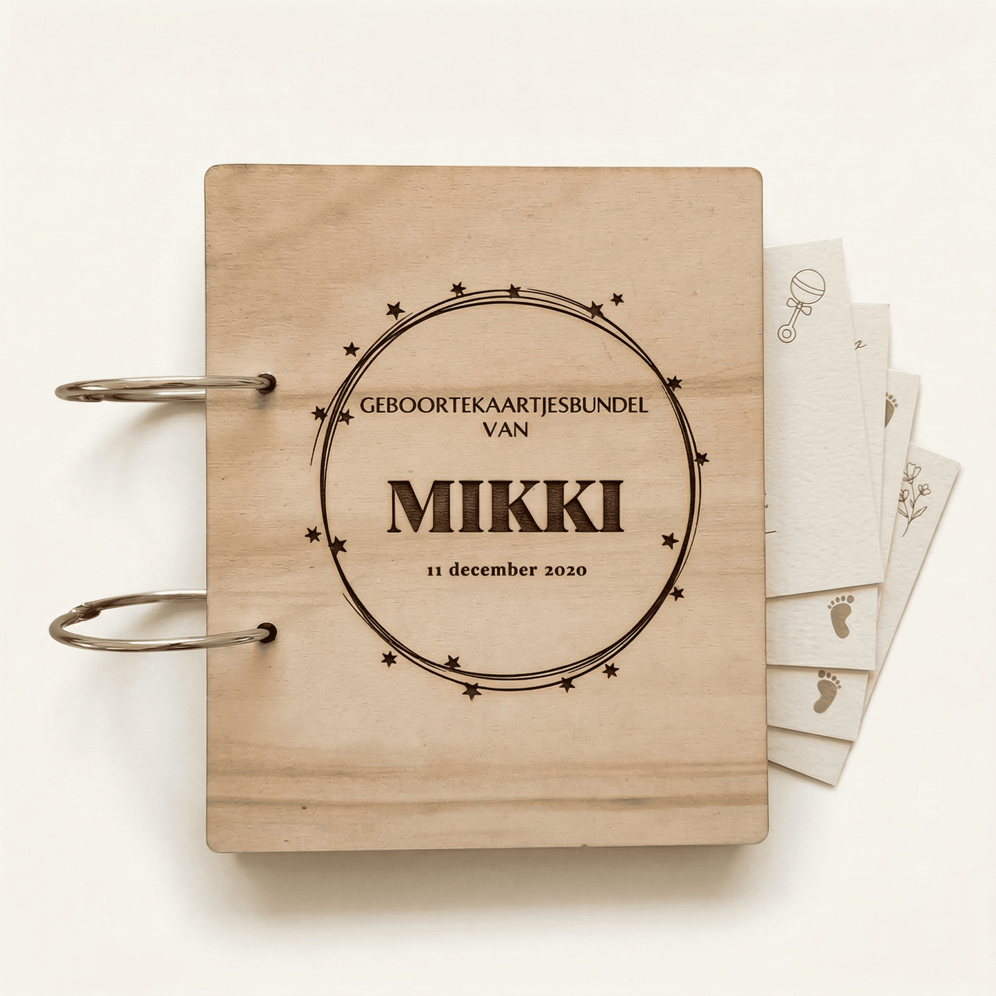 Houten bewaarbundel met sterren motief voor geboortekaartjes met naam en datum, ideaal om geboortekaartjes te bewaren. Deze gepersonaliseerde geboortekaartjes bundel heeft een natuurlijke uitstraling en is voorzien van stevige metalen ringen.