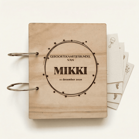 Houten bewaarbundel met sterren motief voor geboortekaartjes met naam en datum, ideaal om geboortekaartjes te bewaren. Deze gepersonaliseerde geboortekaartjes bundel heeft een natuurlijke uitstraling en is voorzien van stevige metalen ringen.