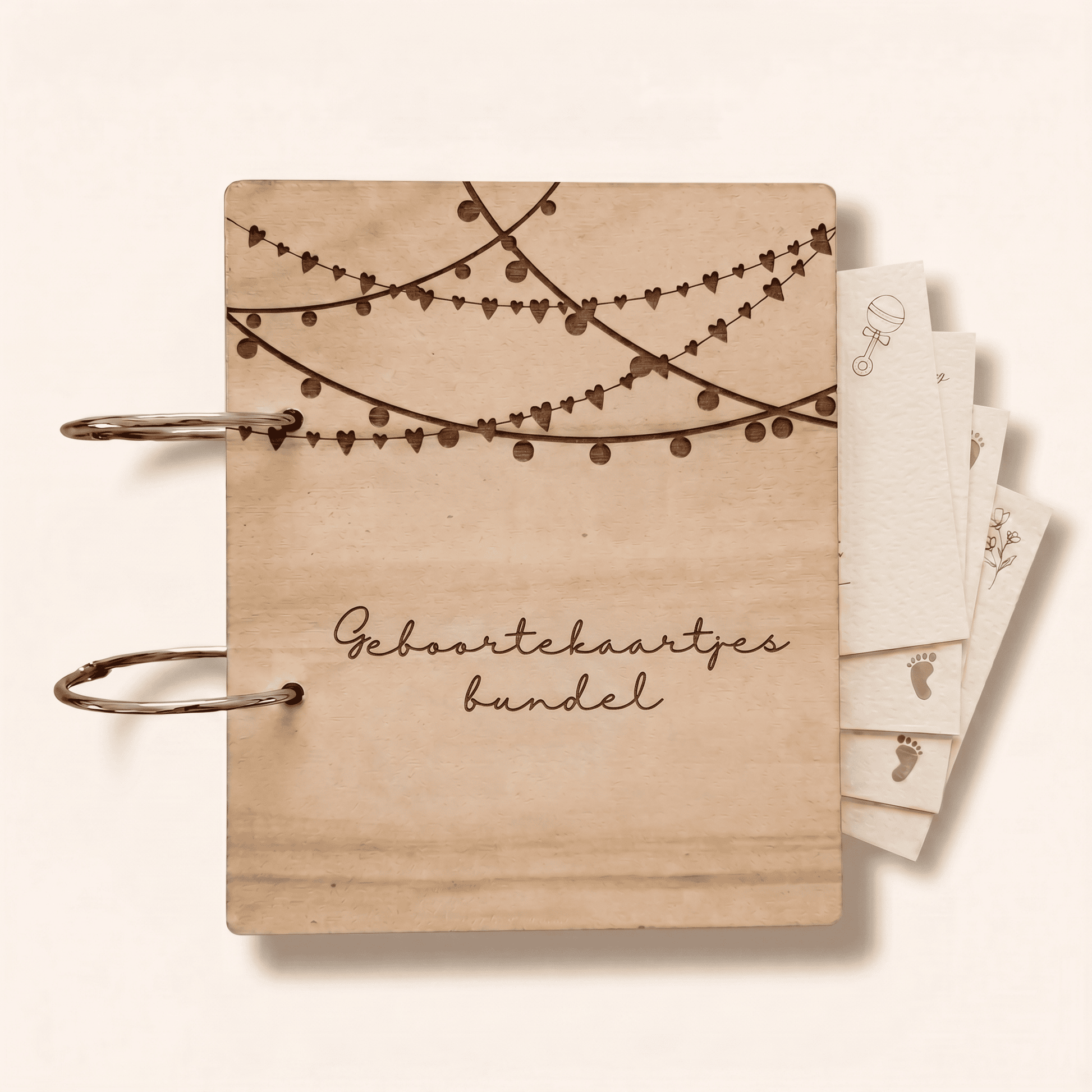 Houten bewaarbundel met slinger motief voor geboortekaartjes met naam, ideaal om geboortekaartjes te bewaren. Deze gepersonaliseerde geboortekaartjes bundel heeft een natuurlijke uitstraling en is voorzien van stevige metalen ringen.