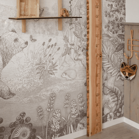 Lariks houten groeimeter detail in een stijlvol interieur – decoratieve meetlat van hout om de lengte van je kind bij te houden. Perfect als eyecatcher in de kinderkamer of woonkamer.