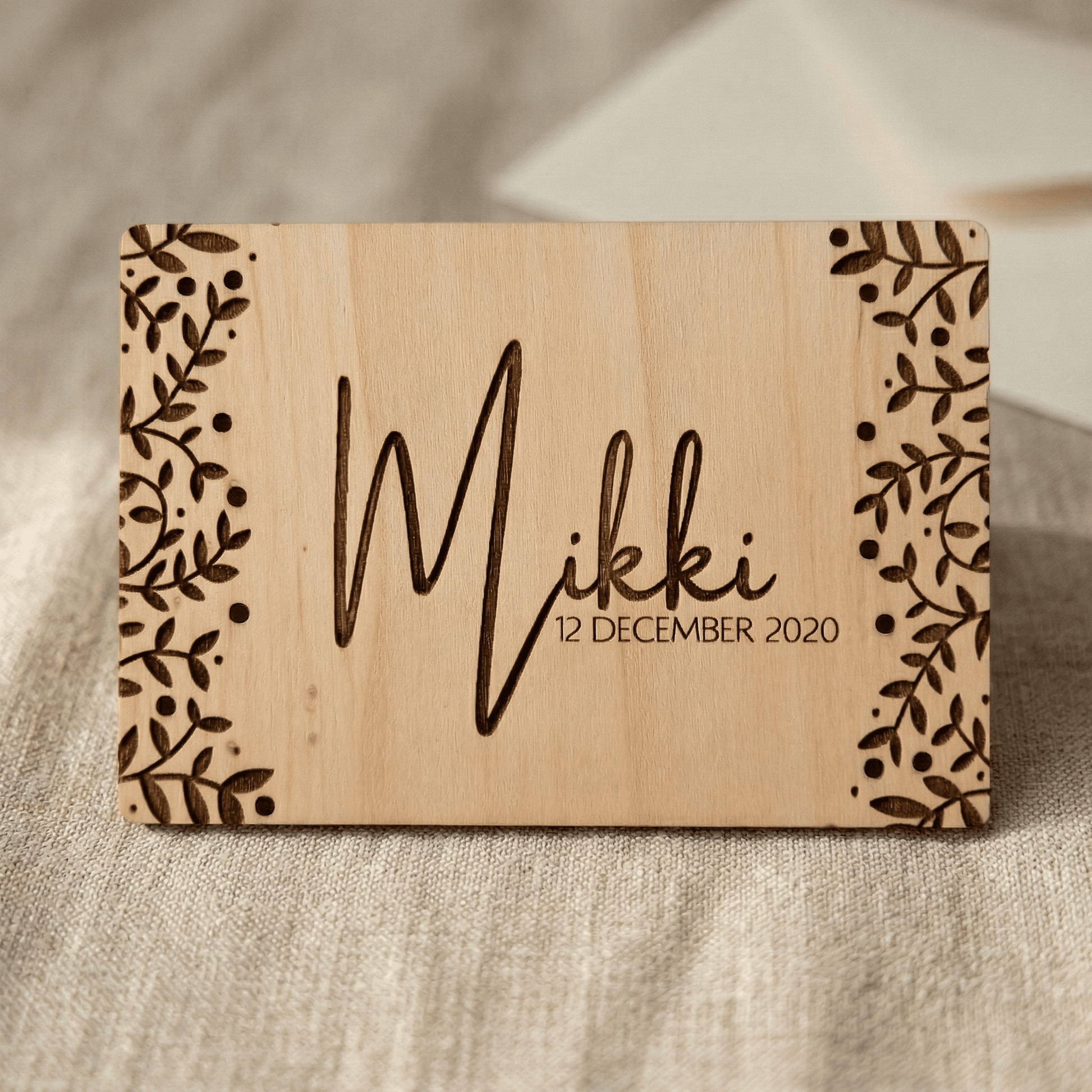 Houten geboortekaartje Mikki - Voorkant - uniek en duurzaam alternatief voor traditionele kaartjes.