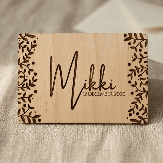 Houten geboortekaartje Mikki - Voorkant - uniek en duurzaam alternatief voor traditionele kaartjes.
