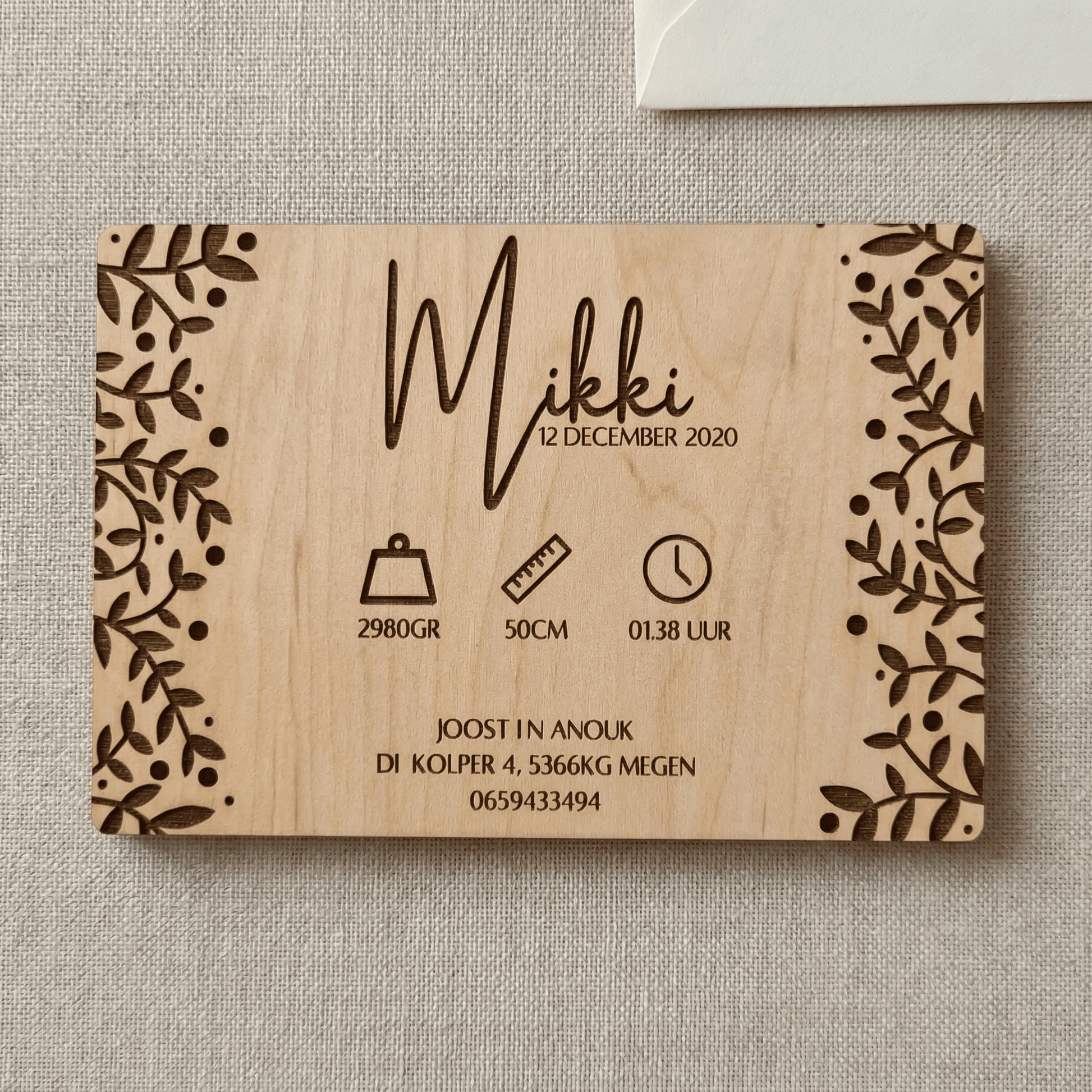 Houten geboortekaartje Mikki - Achterkant - uniek en duurzaam alternatief voor traditionele kaartjes.