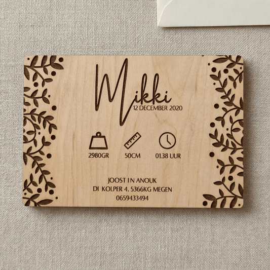 Houten geboortekaartje Mikki - Achterkant - uniek en duurzaam alternatief voor traditionele kaartjes.