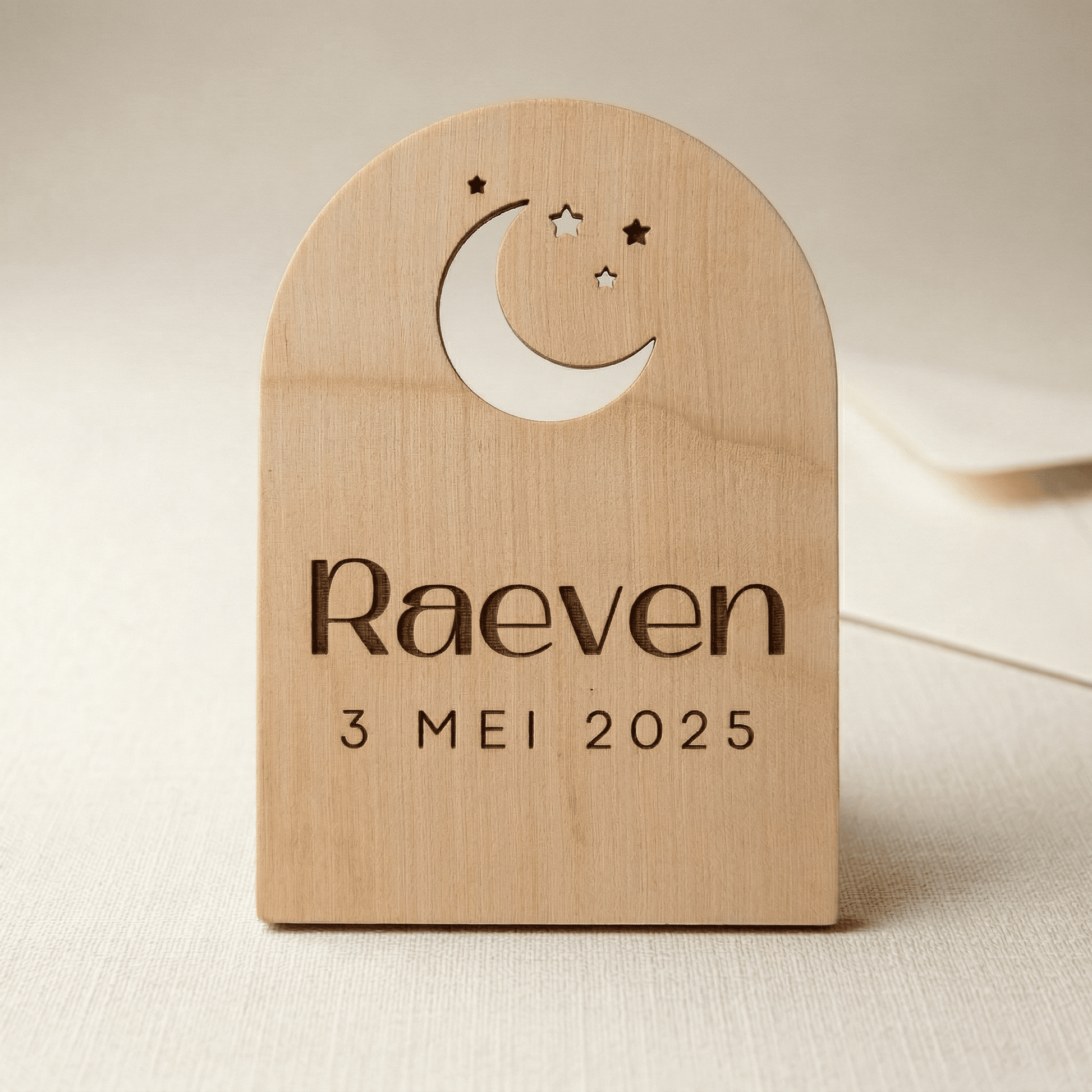 Houten geboortekaartje Raeven - Voorkant - uniek en duurzaam alternatief voor traditionele kaartjes.