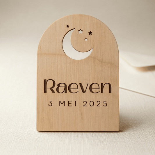 Houten geboortekaartje Raeven - Voorkant - uniek en duurzaam alternatief voor traditionele kaartjes.