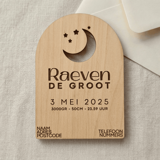Houten geboortekaartje Raeven - Achterkant - uniek en duurzaam alternatief voor traditionele kaartjes.