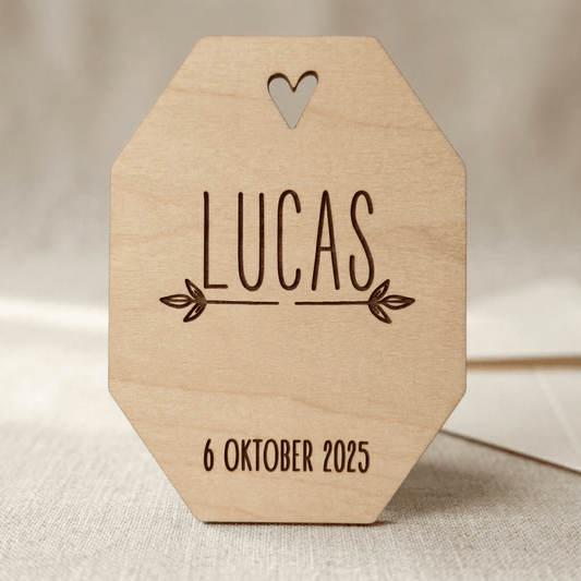 Houten geboortekaartje Lucas - Voorkant - uniek en duurzaam alternatief voor traditionele kaartjes.