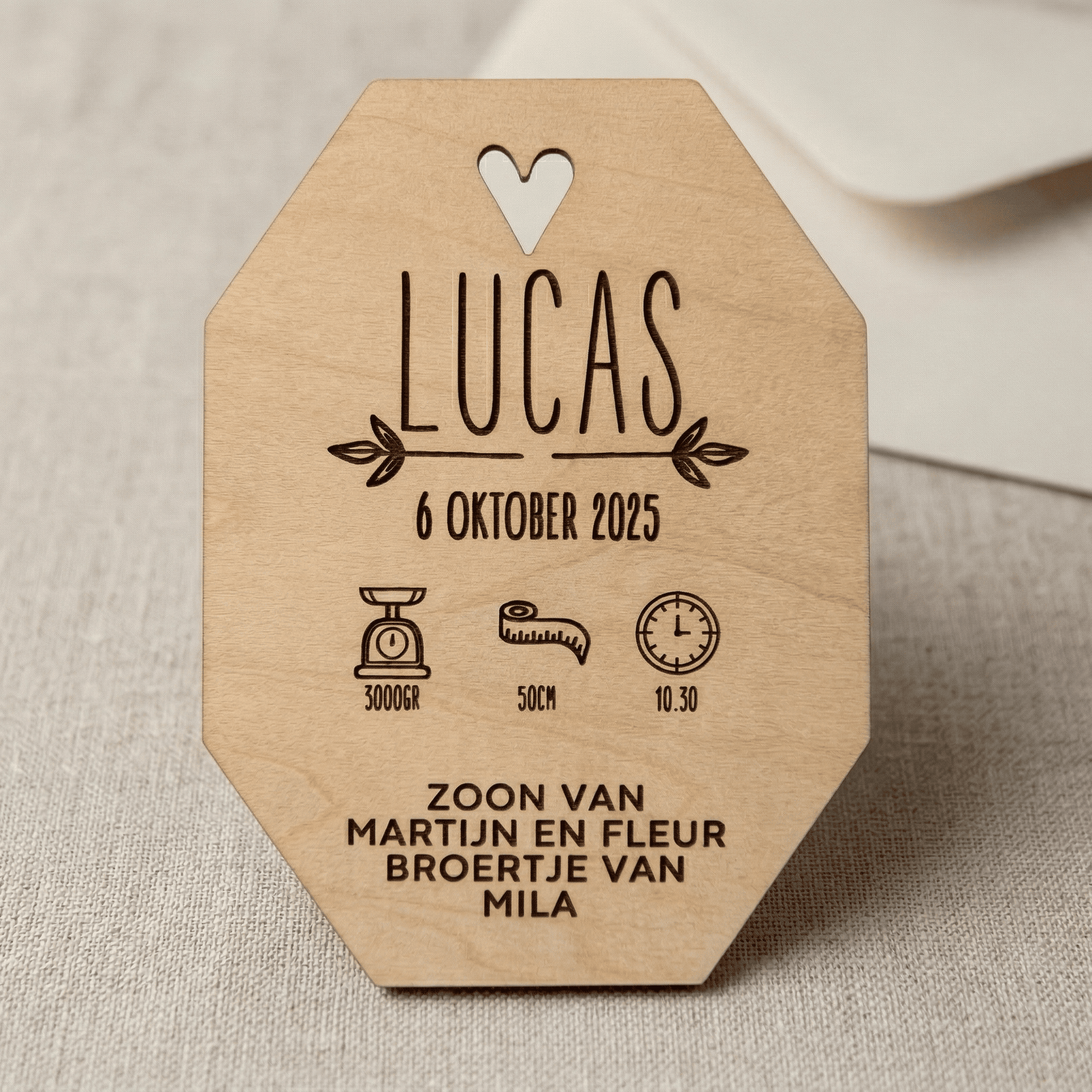 Houten geboortekaartje Lucas - Achterkant - uniek en duurzaam alternatief voor traditionele kaartjes.