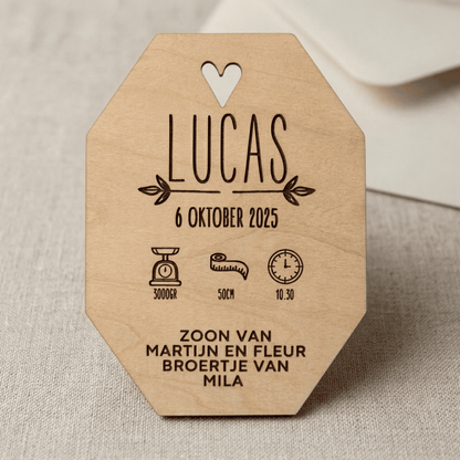 Houten geboortekaartje Lucas - Achterkant - uniek en duurzaam alternatief voor traditionele kaartjes.