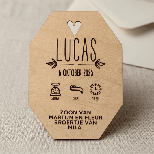 Houten geboortekaartje Lucas - Achterkant - uniek en duurzaam alternatief voor traditionele kaartjes.