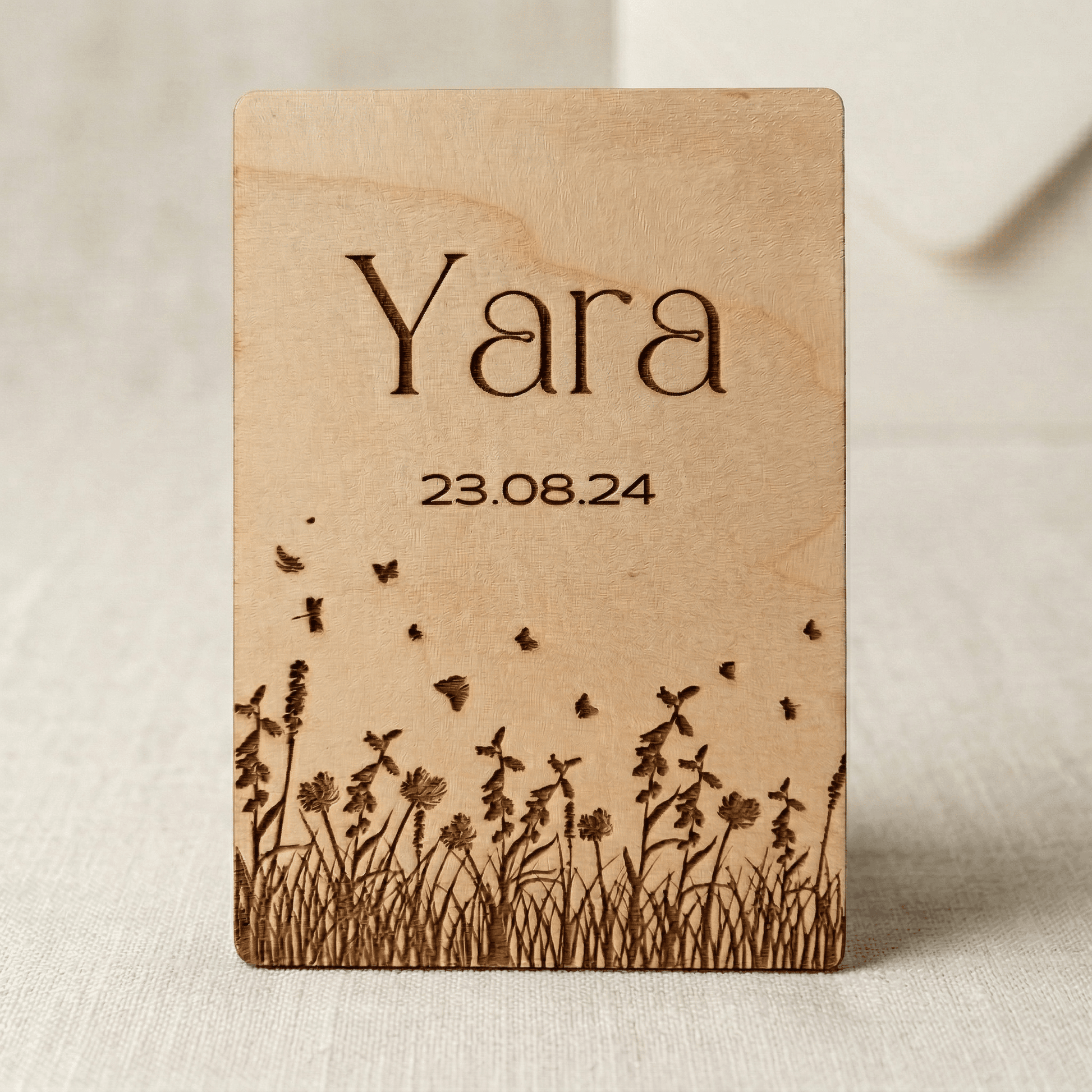 Houten geboortekaartje Yara - Voorkant - uniek en duurzaam alternatief voor traditionele kaartjes.