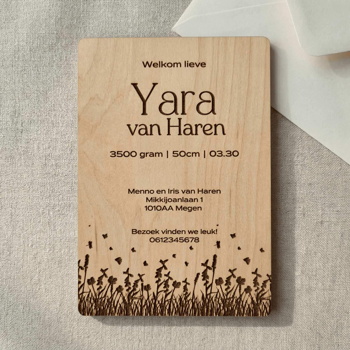 Houten geboortekaartje Yara -Achterkant - uniek en duurzaam alternatief voor traditionele kaartjes.