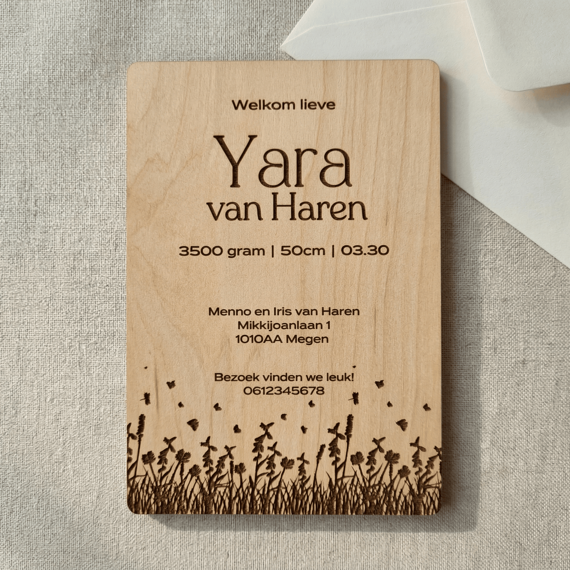 Houten geboortekaartje Yara -Achterkant - uniek en duurzaam alternatief voor traditionele kaartjes.