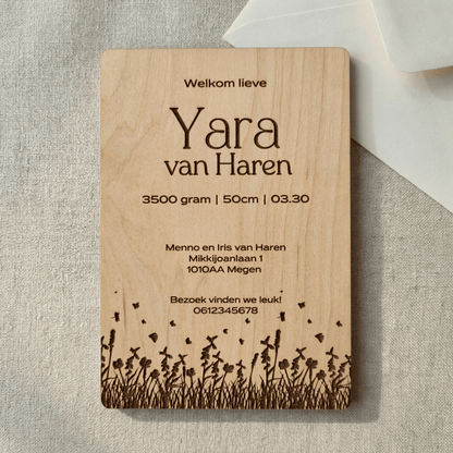 Houten geboortekaartje Yara -Achterkant - uniek en duurzaam alternatief voor traditionele kaartjes.