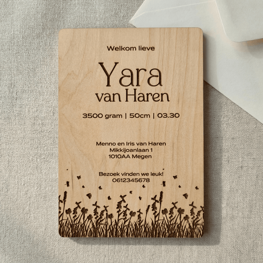 Houten geboortekaartje Yara -Achterkant - uniek en duurzaam alternatief voor traditionele kaartjes.