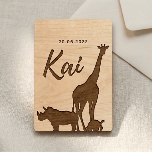 Houten geboortekaartje Kai - Voorkant - uniek en duurzaam alternatief voor traditionele kaartjes.