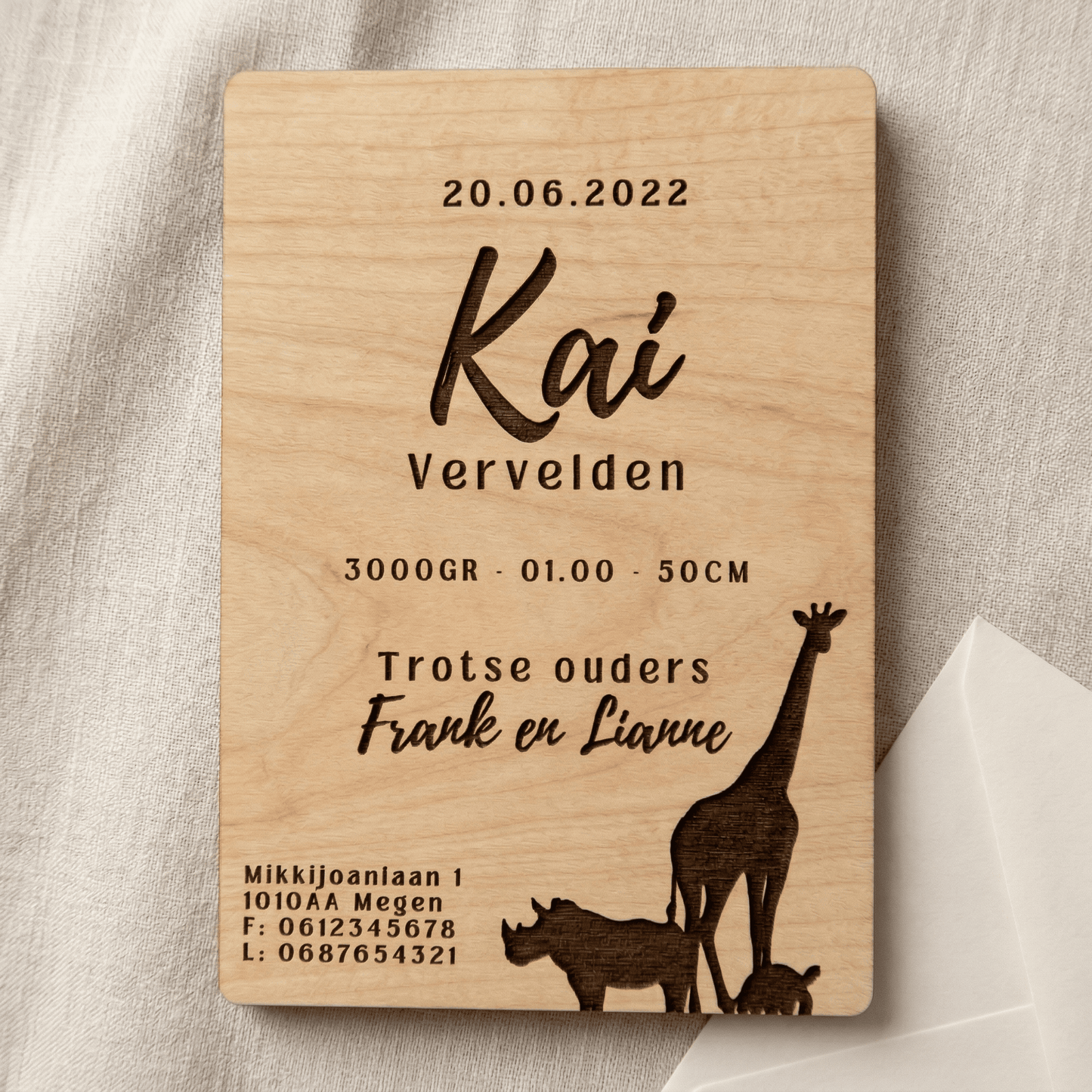 Houten geboortekaartje Kai - Achterkant - uniek en duurzaam alternatief voor traditionele kaartjes.