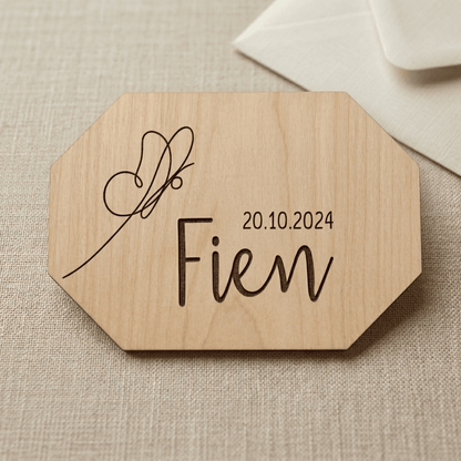 Houten geboortekaartje Fien - Voorkant - uniek en duurzaam alternatief voor traditionele kaartjes.