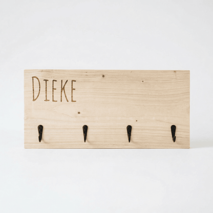 Kinderkapstok van steigerhout met naam Dieke