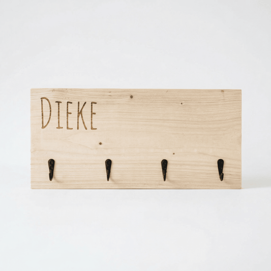 Kinderkapstok van steigerhout met naam Dieke