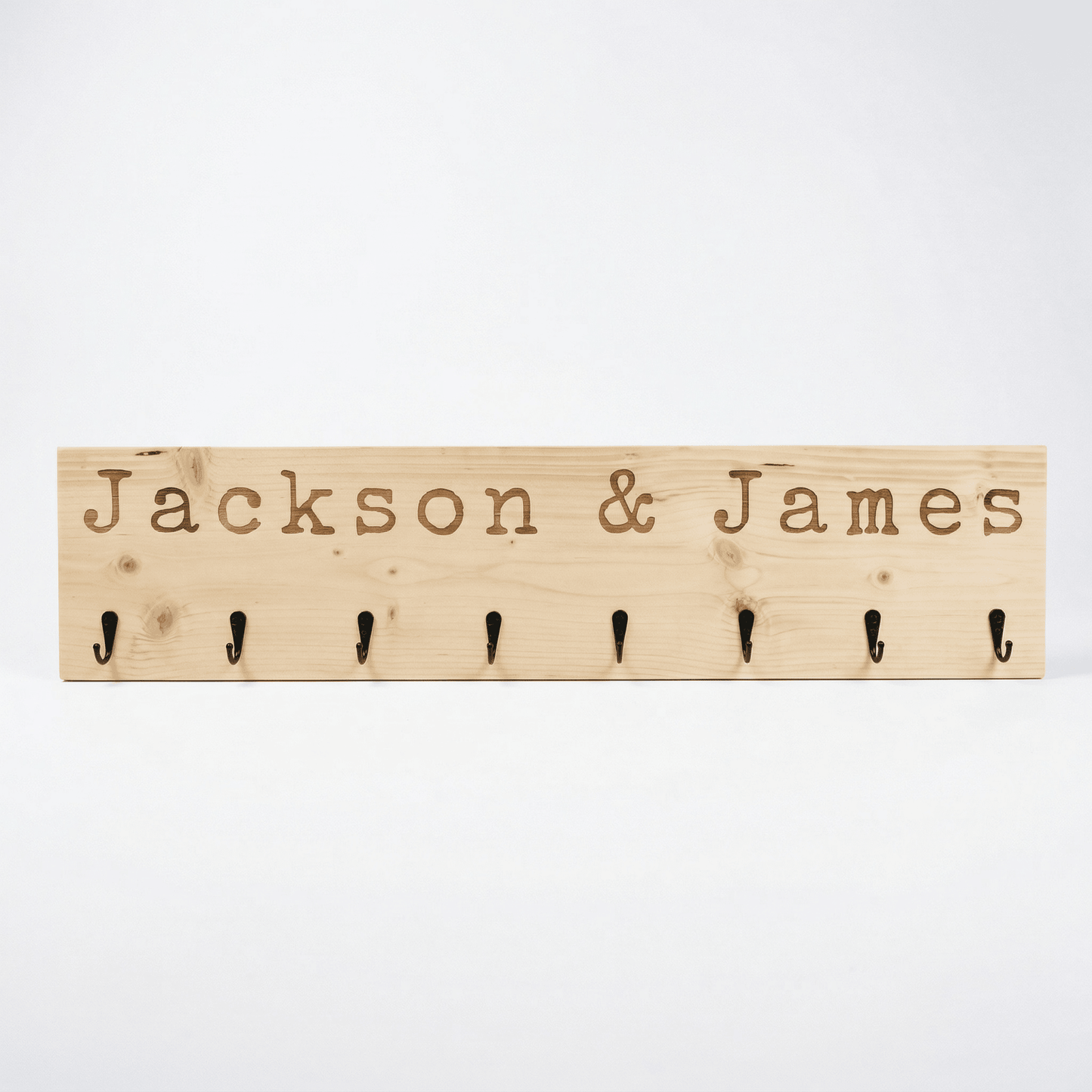 Kinderkapstok van steigerhout met namen Jackson en James – houten kapstok met naam, perfect voor de kinderkamer of gang.