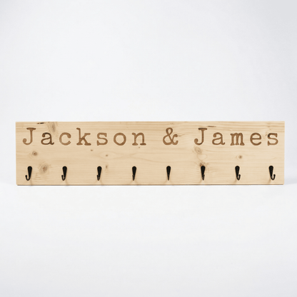 Kinderkapstok van steigerhout met namen Jackson en James – houten kapstok met naam, perfect voor de kinderkamer of gang.