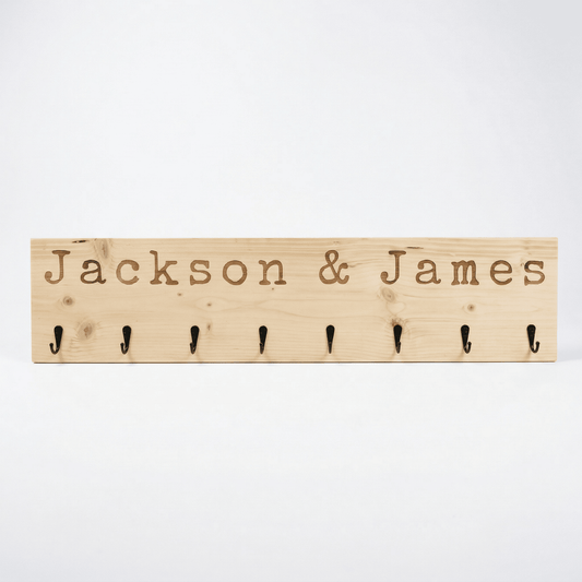 Kinderkapstok van steigerhout met namen Jackson en James – houten kapstok met naam, perfect voor de kinderkamer of gang.