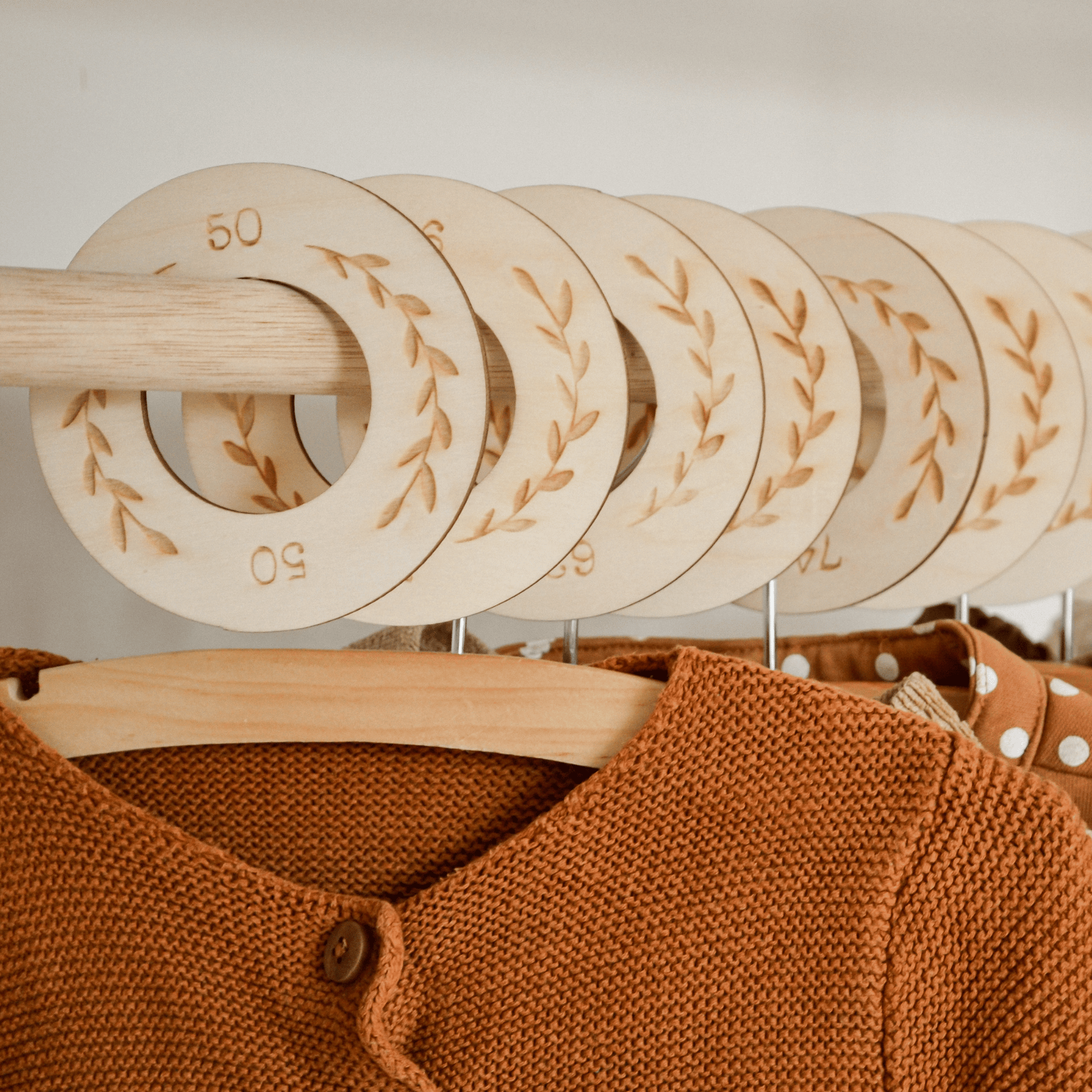 Houten kastverdeler op kledingroede voor baby- en kinderkleding, maat 50 t/m 98, met bladeren motief voor een georganiseerde kledingkast.